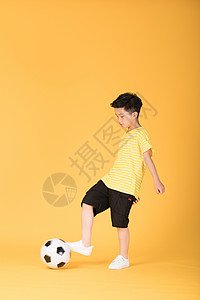 踢足球玩球的儿童男生男孩背景图片