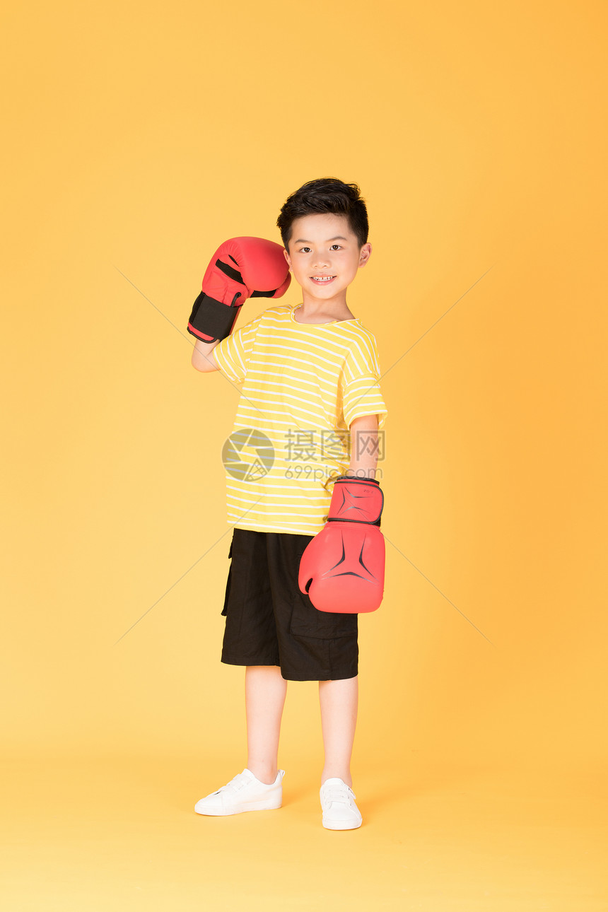 带着拳击手套的快乐男孩图片