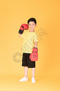 带着拳击手套的快乐男孩高清图片