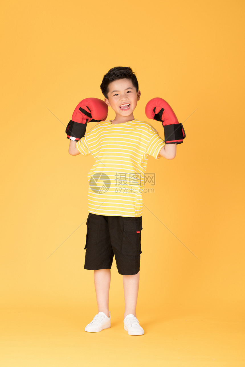 带着拳击手套的快乐男孩图片