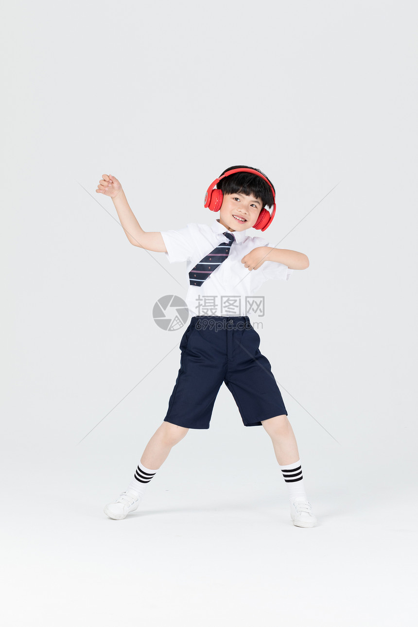 儿童男生戴着耳机听音乐跳舞图片