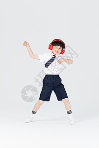 学习跳舞儿童男生戴着耳机听音乐跳舞背景