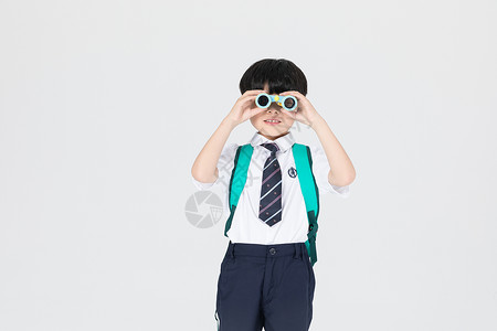 拿着望眼镜拿着望远镜看远方的儿童背景