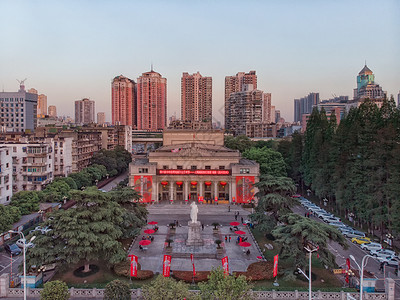 俯瞰有毛主席雕像的武汉剧院背景图片