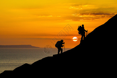 登山探险登山的人物剪影设计图片