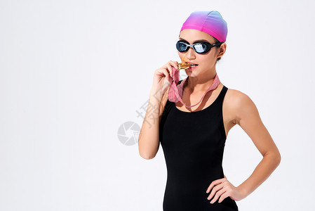 游泳女素材女游泳运动员获得奖牌背景