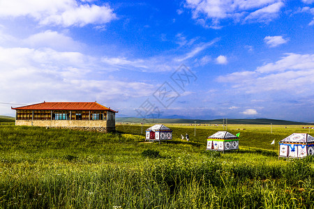 蓝天白云下的甘肃甘南夏河桑科草原背景图片