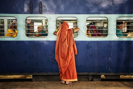 德里雄印度火车月台背景