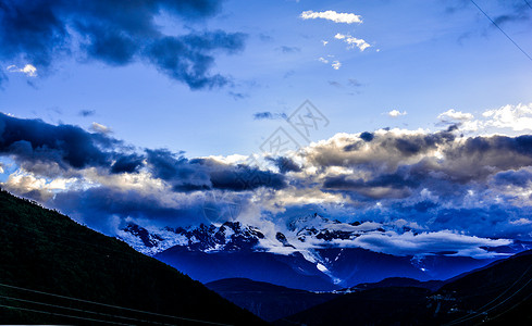 西藏雪山风光背景图片
