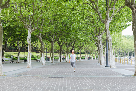 世纪广场可爱儿童在公园奔跑背景