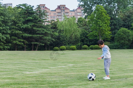 世界杯踢足球可爱儿童在公园踢足球背景