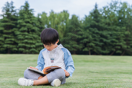 学生草地可爱儿童草地上看书背景
