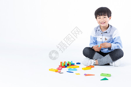 儿童在地上玩积木高清图片