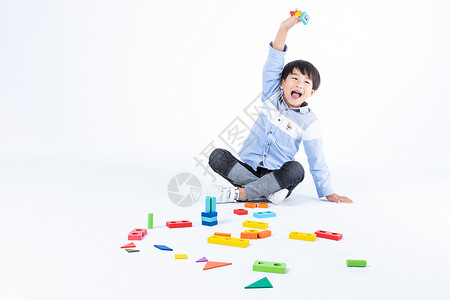 儿童在地上玩积木高清图片