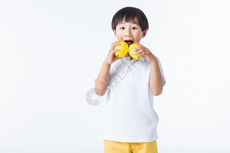 儿童手拿柠檬图片