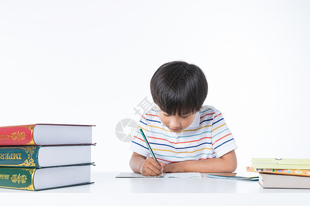 儿童在课桌上写作业图片