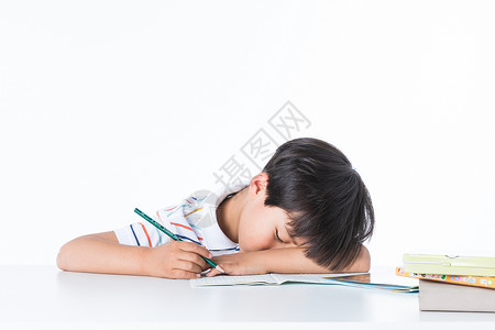 书睡觉儿童在课桌上休息背景