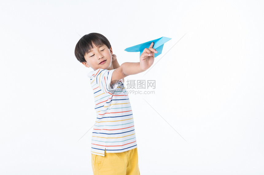 儿童玩纸飞机图片