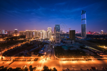夜晚的武汉中心大厦图片