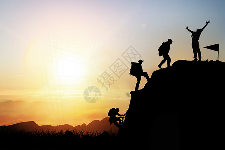 青少年户外运动夕阳下登山人物剪影设计图片