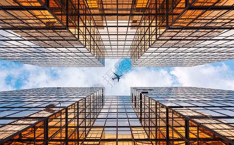 抽象玻璃天空中的飞机背景