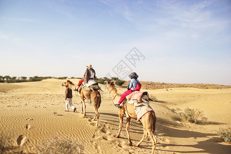 沙漠骑骆驼背景图片