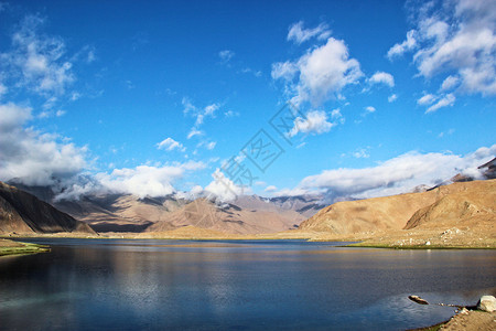 喀什山新疆喀什卡拉库里湖背景