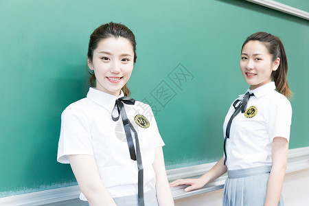 站在黑板前拍照的同学闺蜜背景图片