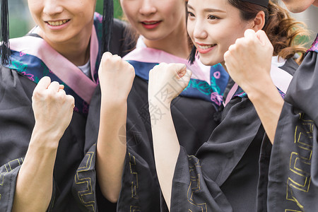 穿学士服的毕业生点赞竖大拇指自拍背景图片