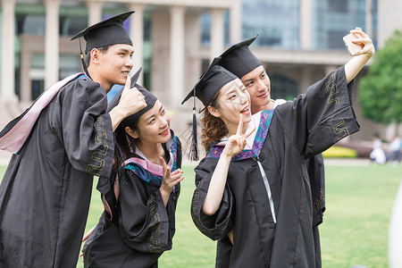 一起穿秋裤毕业季穿学士服一起合影自拍的大学生背景