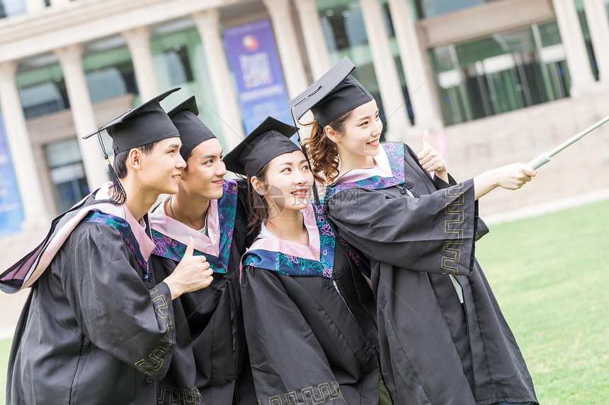 毕业季穿学士服一起合影自拍的大学生图片