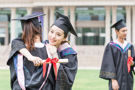 毕业季穿学士服的毕业大学生图片毕业季同学穿学士服拥抱告别背景