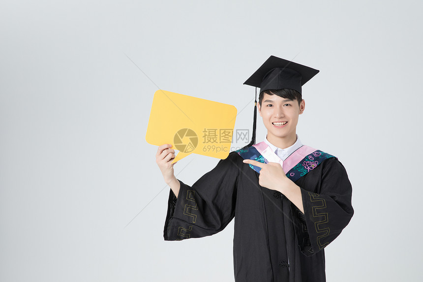 大学生毕业男性手持对话框图片