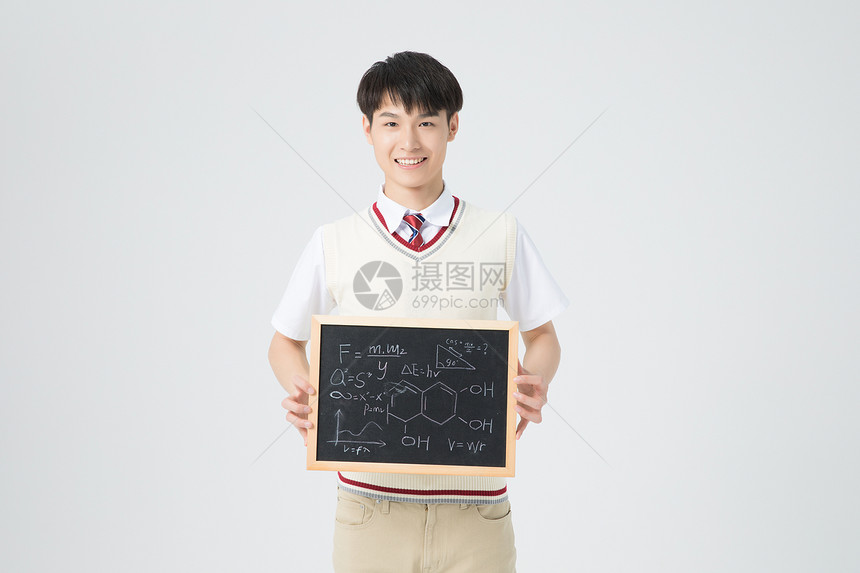 男性学生手持黑板学习图片