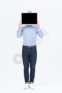 年轻男性手拿小黑板展示背景图片