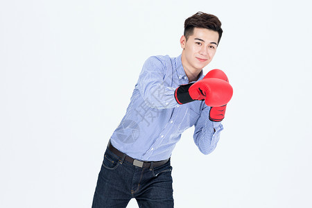 帅气青年拳击年轻男性戴拳击手套形象背景