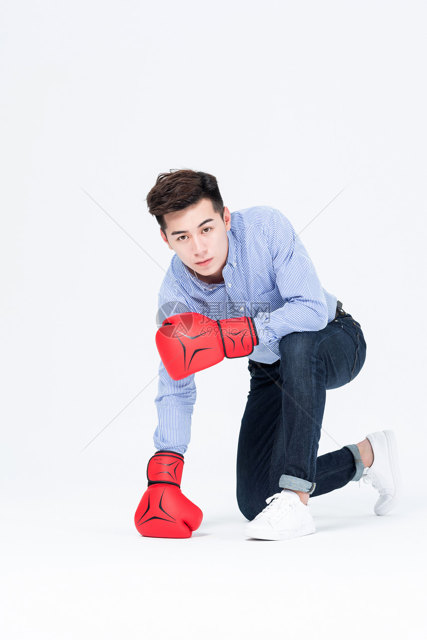 年轻男性戴拳击手套形象图片