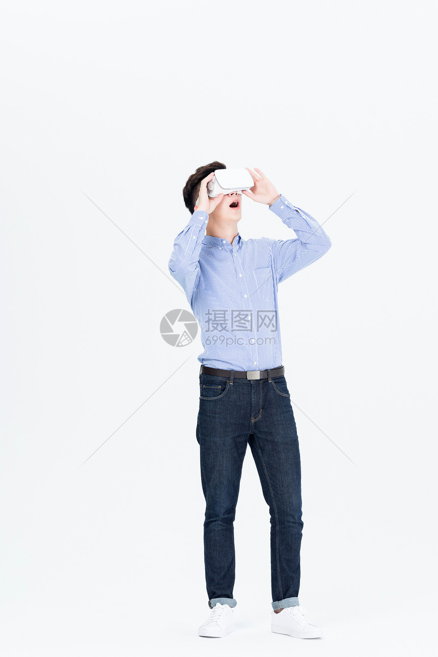 年轻男子戴VR眼镜体验虚拟现实图片