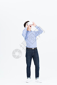 年轻男子戴VR眼镜体验虚拟现实背景