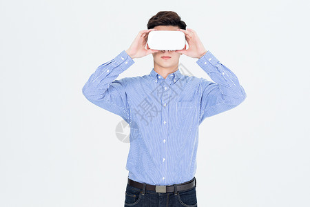 戴VR眼镜的男生年轻男子戴VR眼镜体验虚拟现实背景