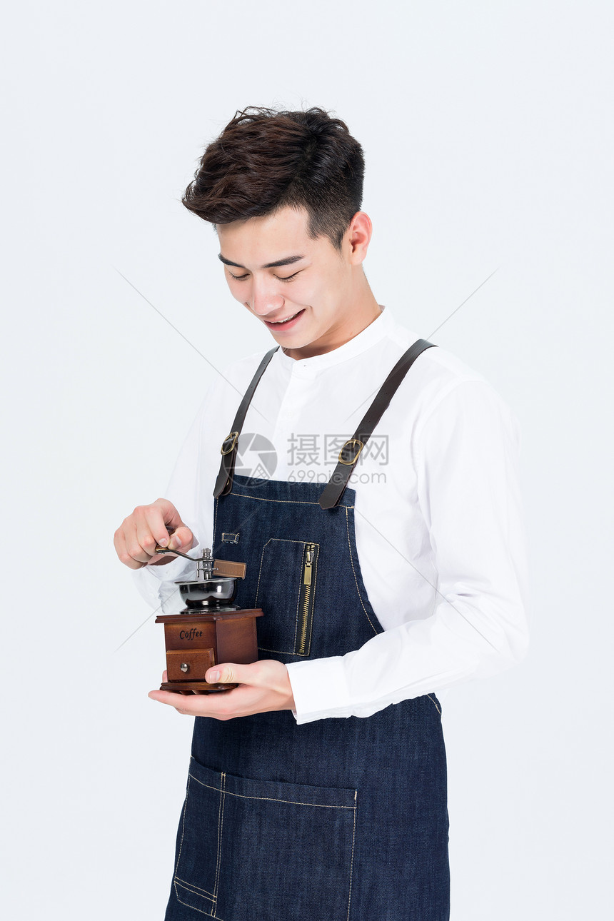 咖啡师手拿咖啡磨豆机图片