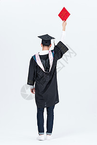 穿工装裤男生穿学士服的毕业生欢呼背影背景