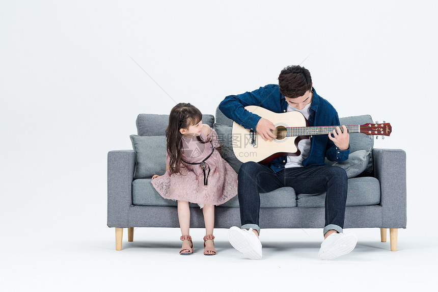爸爸和女儿在客厅弹吉他图片