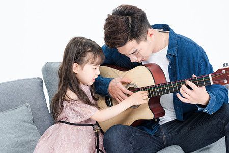 卡通男生弹吉他爸爸和女儿在客厅弹吉他背景