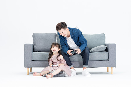 爸爸和女儿在客厅玩电子游戏高清图片