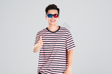 青年男性戴3D眼镜开心状态图片