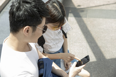 情侣用素材用手机看地图的情侣背景
