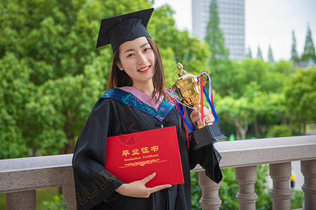 学士服合影优秀毕业生获奖握住奖杯背景