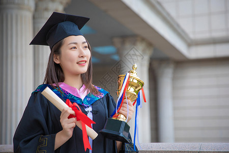 获奖优秀毕业生抬头看着远处高清图片