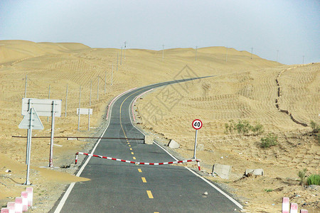 新疆塔克拉玛干沙漠公路图片